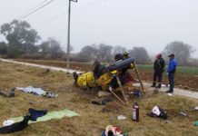 Madre e hijos sufren aparatoso accidente vehicular en Amealco