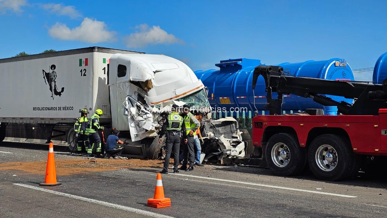 Fuerte accidente en la 57: tráiler impacta autobús tras caída de ...