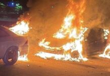 Incendio consume 2 vehículos de policías municipales en Vallarta