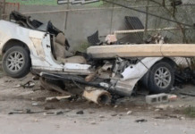 Choca Mustang contra poste de CFE y muere en Chihuahua