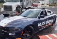 Queda patrulla atorada en bache y evidencia el abandono en Nezahualcóyotl