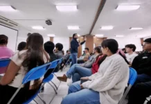 Felifer Macías conversa con jóvenes de la UAQ sobre liderazgo y compromiso social