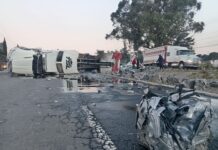Volcadura de tráiler en la Toluca-Palmillas causa tráfico vial