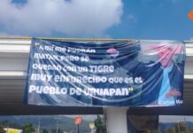 Cuelgan lonas con frases de Carlos Manzo en Uruapan, a un mes del ataque