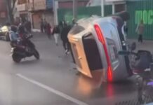 Termina sin llantas camioneta en Ecatepec tras volcarse
