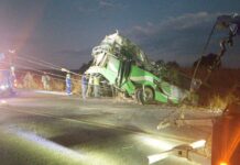 Sube a 10, número de muertos por la volcadura de autobús en Tlalnepantla, Morelos